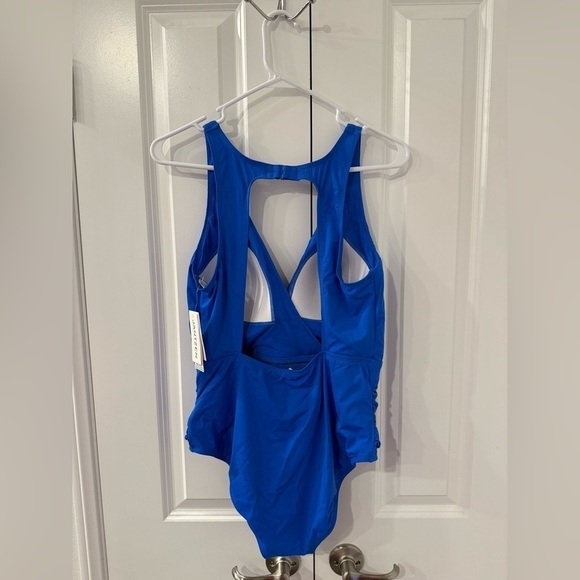 Jantzen
Women's Jewel Solid Portrait Back One Piece Swimsuit Size 12 NWT - Picture 5 of 11